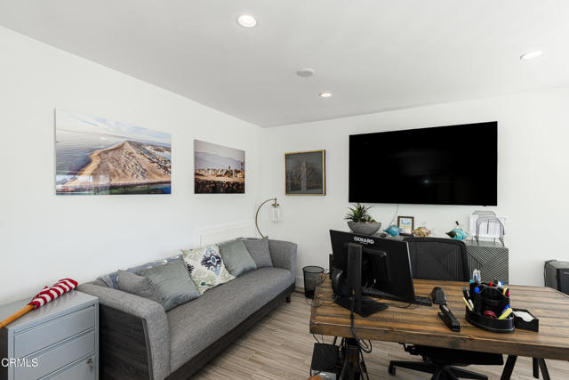 2516 Roosevelt Boulevard, Oxnard CA: https://media.crmls.org/mediaz/8e138554-d34c-430d-91ea-2e0598ff436e.jpg