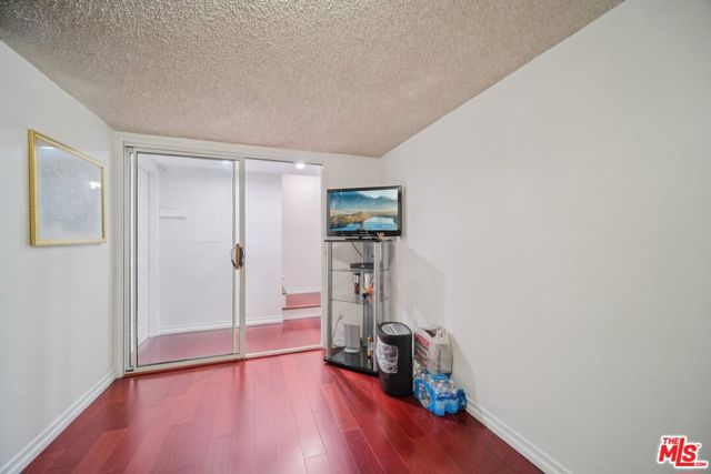 9520 Via Tivoli, Burbank CA: https://media.crmls.org/mediaz/8e151302-9034-44c2-8b7e-8b39a95384c1.jpg