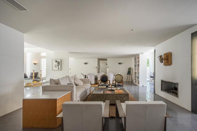 520 W ViA Lola, Palm Springs CA: https://media.crmls.org/mediaz/8e1531bd-0f1c-43da-b355-f5a6c6f9adb0.jpg