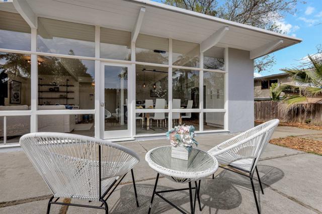 1167 Temple Dr, Pacheco CA: https://media.crmls.org/mediaz/8e15e767-9b2e-4eba-826e-62c49c48f860.jpg
