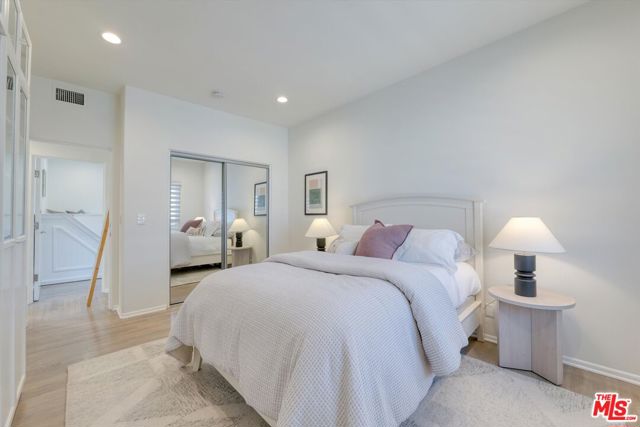 833 17th Street, Santa Monica CA: https://media.crmls.org/mediaz/8e170d95-99dd-4cdb-8d0c-0f60a12e5768.jpg