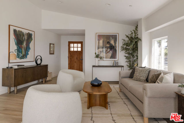 2391 Yorkshire Drive, Los Angeles CA: https://media.crmls.org/mediaz/8e174cf3-db20-43cf-9ebc-6af53b300bb1.jpg