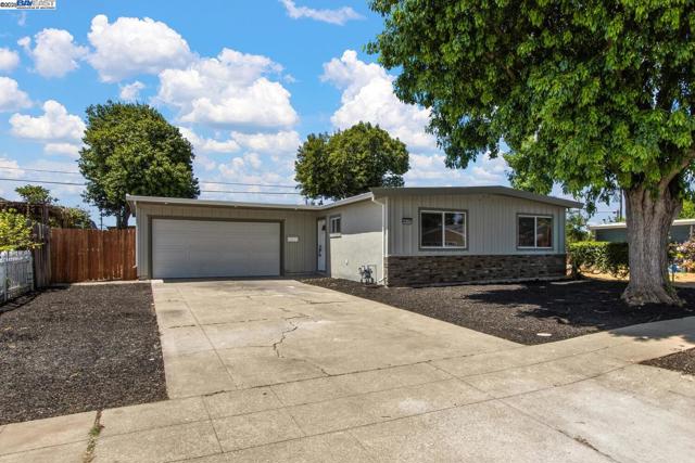 40167 Barbara St, Fremont CA: https://media.crmls.org/mediaz/8e174f23-7cbf-424c-bd80-9d7adc02964a.jpg