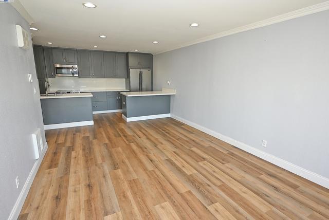 950 Shorepoint Ct, Alameda CA: https://media.crmls.org/mediaz/8e17cd7b-5dcb-490e-8a92-623c1cb50eae.jpg