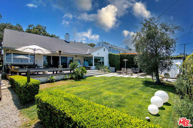 9353 Duxbury Road, Los Angeles CA: https://media.crmls.org/mediaz/8e1827c3-7d56-4d39-82b7-3044e7bd9aa4.jpg