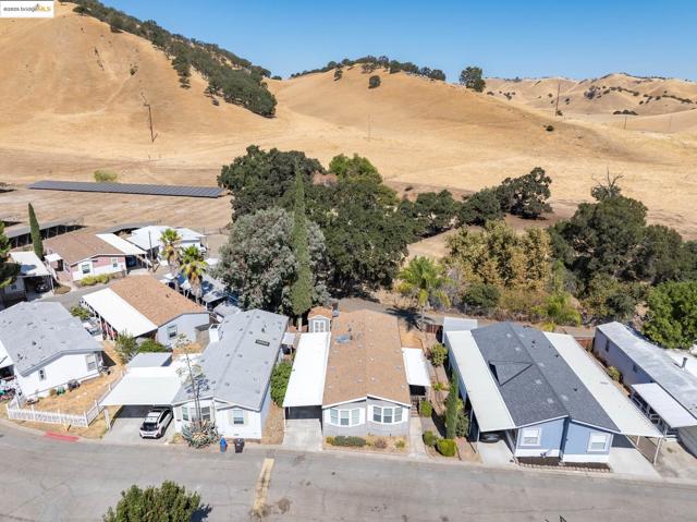 16711 Marsh Creek Rd, Clayton CA: https://media.crmls.org/mediaz/8e192e19-f1bd-4ccb-aa19-55c72aba336c.jpg