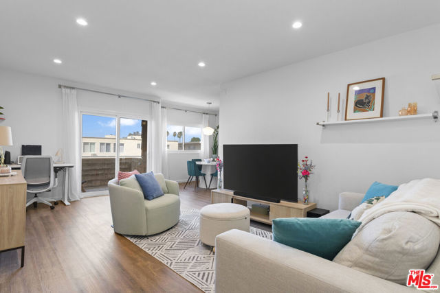 5414 Newcastle Avenue, Encino CA: https://media.crmls.org/mediaz/8e194096-d2cb-41f6-9914-6bbe12d61808.jpg