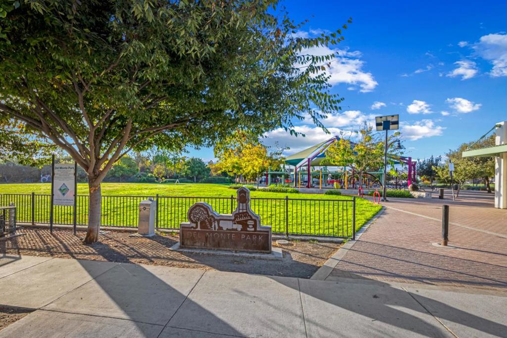https://media.crmls.org/mediaz/8e19d3b0-912e-46a5-b994-6707749f61ca.jpg?preset=X-Large