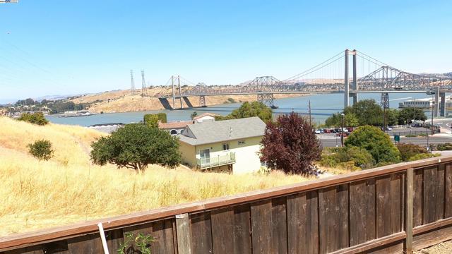 104 Bridgeview Ct, Crockett CA: https://media.crmls.org/mediaz/8e19f36c-e115-44ca-8efd-7a1e48231d3e.jpg