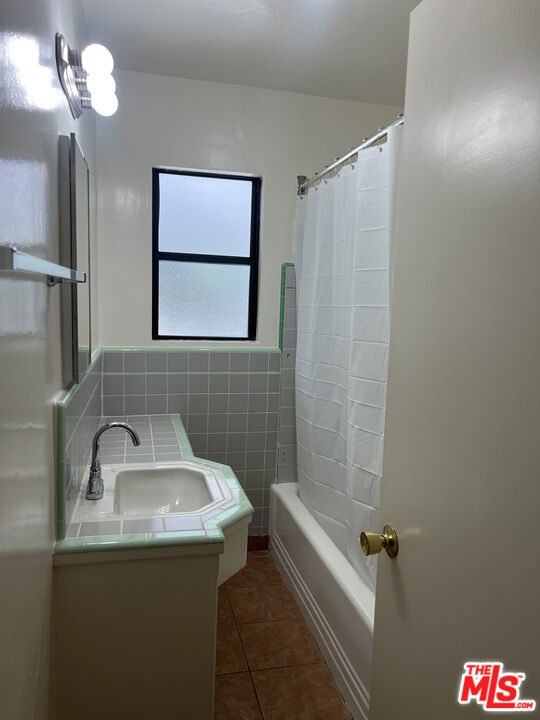 1124 San Rafael Avenue, Glendale CA: https://media.crmls.org/mediaz/8e1a3c31-18ea-4035-9b23-71c200acc956.jpg