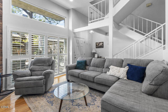 Detail Gallery Image 6 of 31 For 13561 Valerio St a,  Van Nuys,  CA 91405 - 3 Beds | 3 Baths