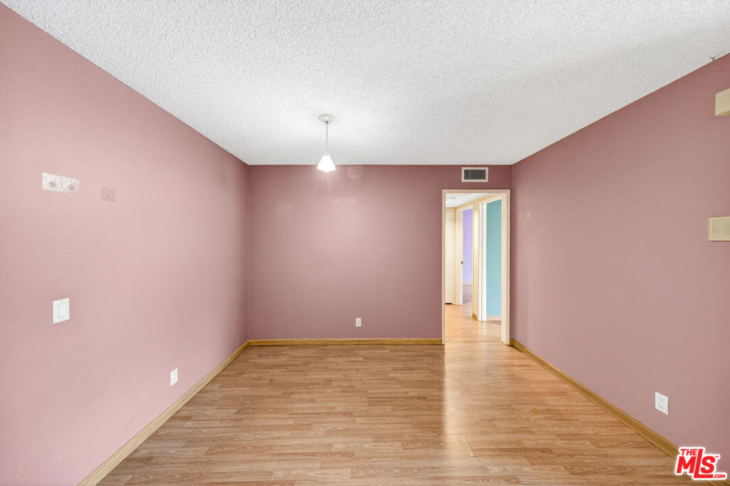https://media.crmls.org/mediaz/8e1c1542-45d8-4c63-93a2-90d2c78087a4.jpg?preset=X-Large