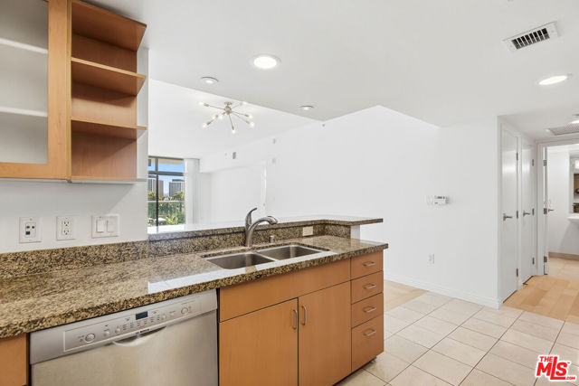 13700 Marina Pointe Drive, 630 photo 13