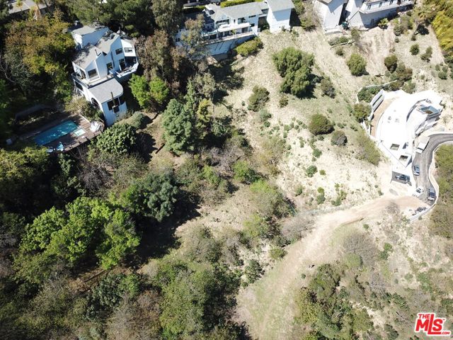 3905 N Hopevale Drive, Sherman Oaks CA: https://media.crmls.org/mediaz/8e1c30fd-2139-4f7a-a0ef-47a1ef7a7071.jpg