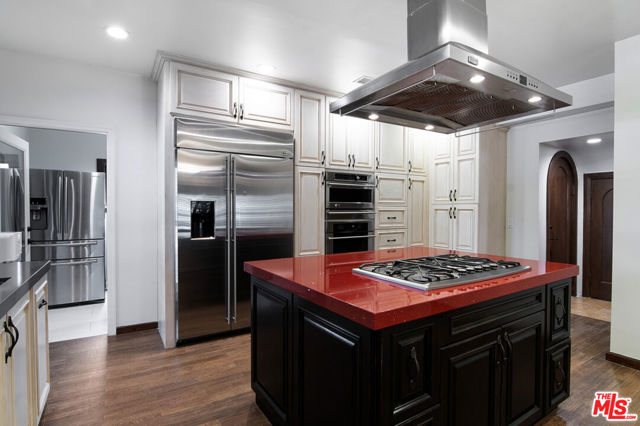 664 S Highland Avenue, Los Angeles CA: https://media.crmls.org/mediaz/8e1d763c-b76e-4eea-b4dc-f96b77f44a51.jpg