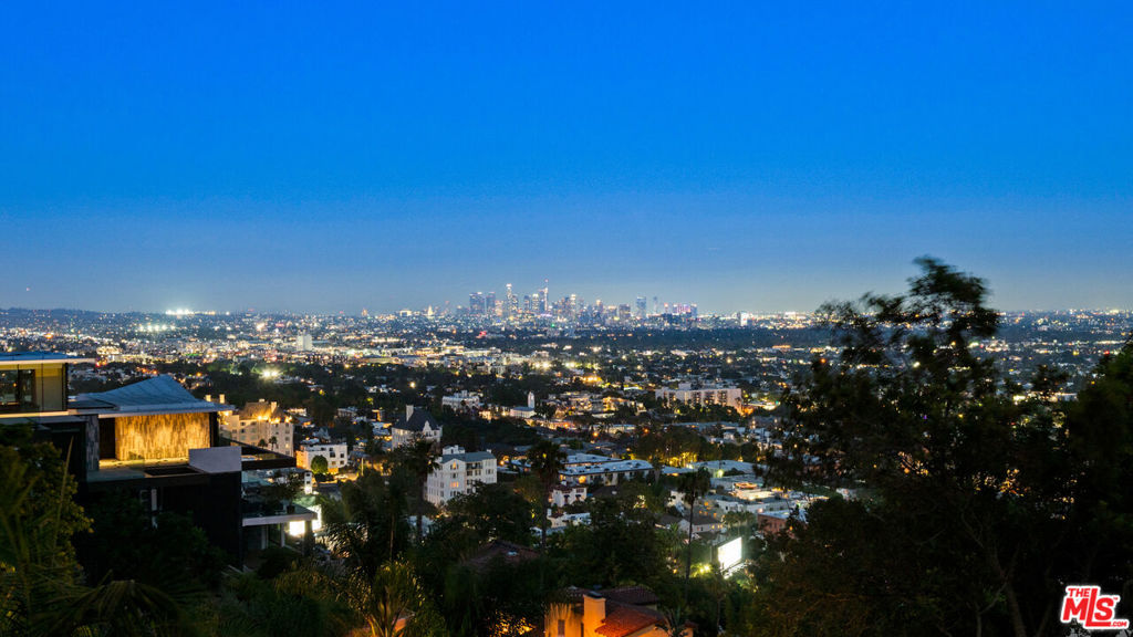 https://media.crmls.org/mediaz/8e1e1a8a-b408-446f-8c66-16e314d5125b.jpg?preset=X-Large