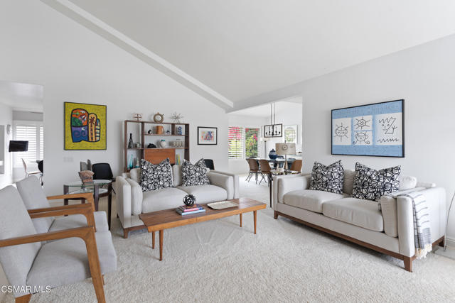 11556 Coralberry Court, Moorpark CA: https://media.crmls.org/mediaz/8e1e9a12-3f7d-4e67-ba42-e89a1133e1dc.jpg