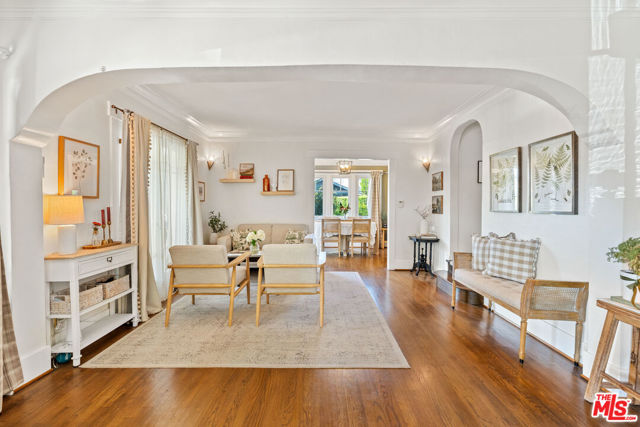 424 S Columbus Avenue, Glendale CA: https://media.crmls.org/mediaz/8e1e9acd-cd72-4cfe-ab1a-bd7bfd200d84.jpg