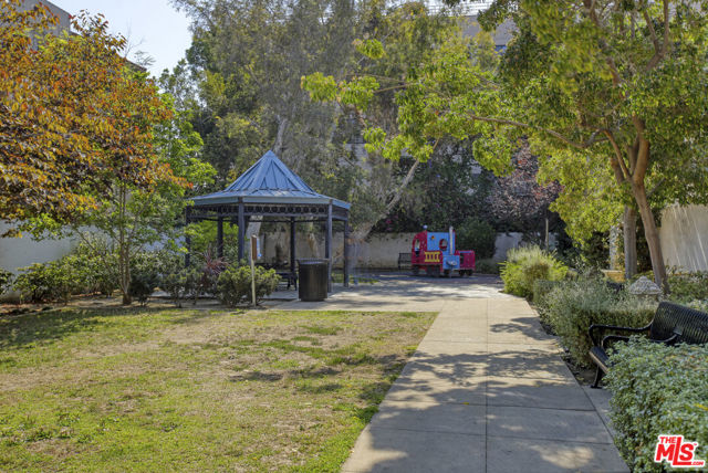 143 N Arnaz Drive, Beverly Hills CA: https://media.crmls.org/mediaz/8e1ec5b2-c7c4-4975-bb3c-aa3c233f6870.jpg