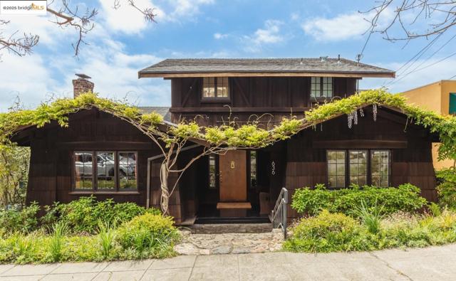 636 Vincente Ave, Berkeley CA: https://media.crmls.org/mediaz/8e1f61ce-d825-4121-9f49-129630bc7138.jpg