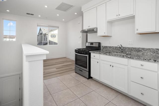 251 E Wrigleys Ave, Mountain House CA: https://media.crmls.org/mediaz/8e1fa28b-c3ad-4104-a76e-228640e71907.jpg