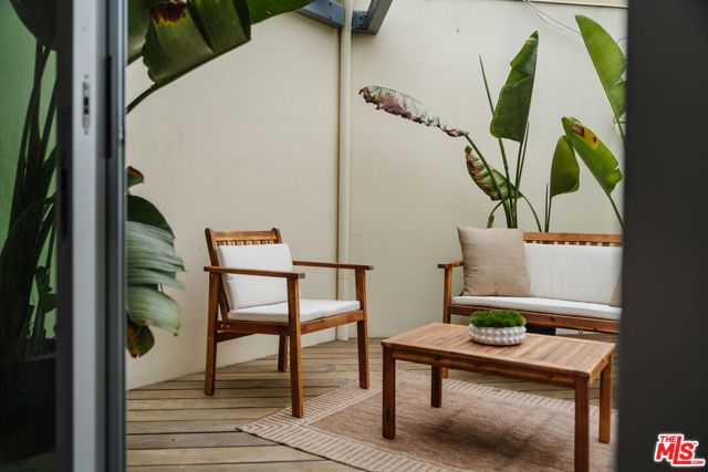 255 Main Street, Venice CA: https://media.crmls.org/mediaz/8e2143f4-7caa-4a79-8414-5b84c6eb0be8.jpg