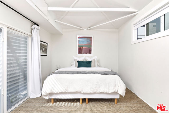 517 Venice Way, Venice CA: https://media.crmls.org/mediaz/8e2160b4-bb39-4440-b36c-c9804bf9b623.jpg