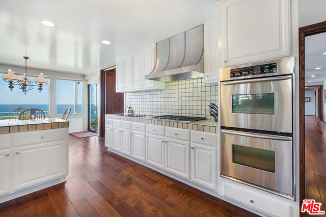 29008 Cliffside Drive, Malibu CA: https://media.crmls.org/mediaz/8e22de5a-d1a3-4ceb-b5d4-d9919f205460.jpg
