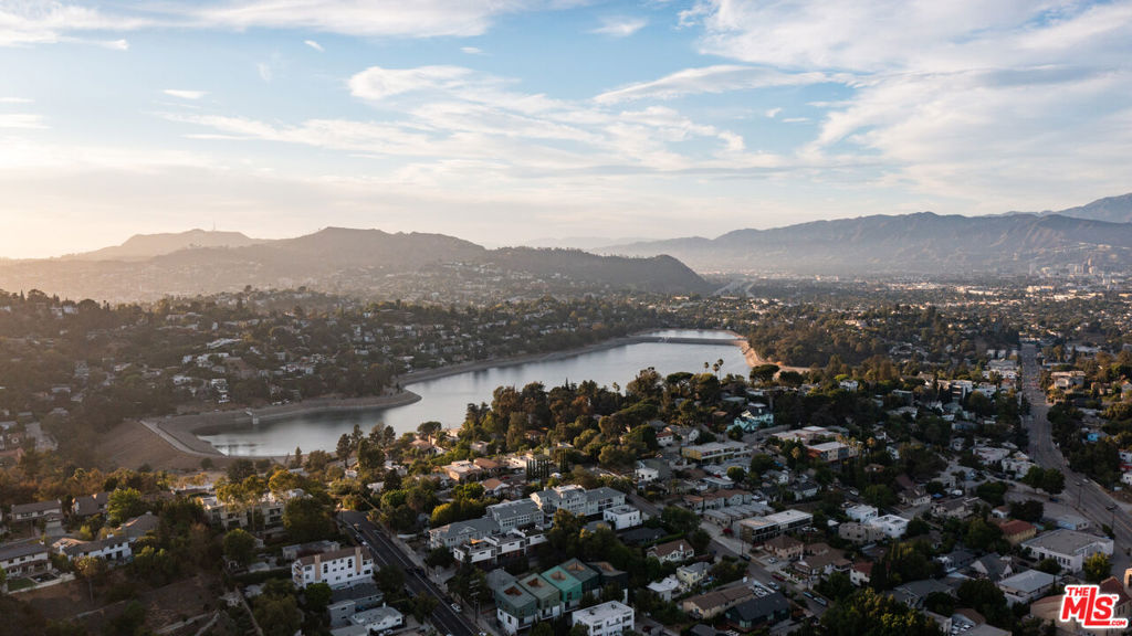 https://media.crmls.org/mediaz/8e22e7b4-9a68-452a-a1ca-f27a9044e9df.jpg?preset=X-Large