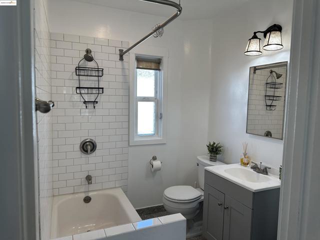 1937 87th Avenue, Oakland CA: https://media.crmls.org/mediaz/8e22fc3c-ad36-42a3-9fa9-99a7dedbd39e.jpg