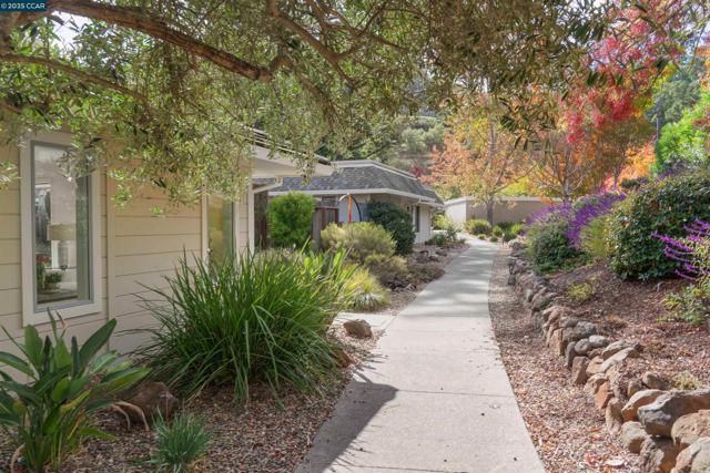 2933 Ptarmigan Dr, Walnut Creek CA: https://media.crmls.org/mediaz/8e234caf-c00a-45e2-9f10-cbc604f9cdef.jpg