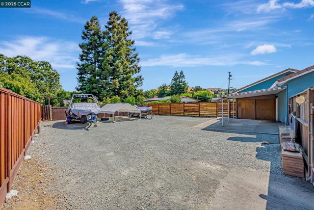 5891 Caulfield Dr, Clayton CA: https://media.crmls.org/mediaz/8e2352ab-e763-49da-bced-99a3bd5ccb9e.jpg