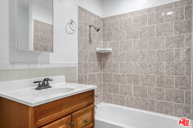 120 N Avenue 25, Los Angeles CA: https://media.crmls.org/mediaz/8e2502b9-485e-4509-ba9c-c31a62f59f53.jpg