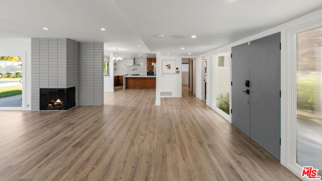 6228 Sale Avenue, Woodland Hills CA: https://media.crmls.org/mediaz/8e251730-0ebf-476f-a146-401709b4e6ab.jpg