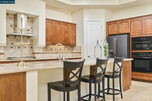 1681 Gamay Ln, Brentwood CA: https://media.crmls.org/mediaz/8e2624c7-e307-4ac9-9e6a-f79b2888a1c5.jpg