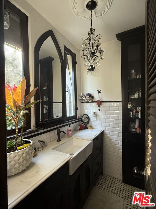 2080 1/2 Vine Street, Los Angeles CA: https://media.crmls.org/mediaz/8e26c586-6acf-473e-96f1-67cc25917f9b.jpg