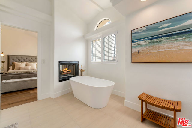 6453 Zuma View Place, Malibu CA: https://media.crmls.org/mediaz/8e26d3e8-a1b3-4f66-8c4f-8437ca208fc4.jpg