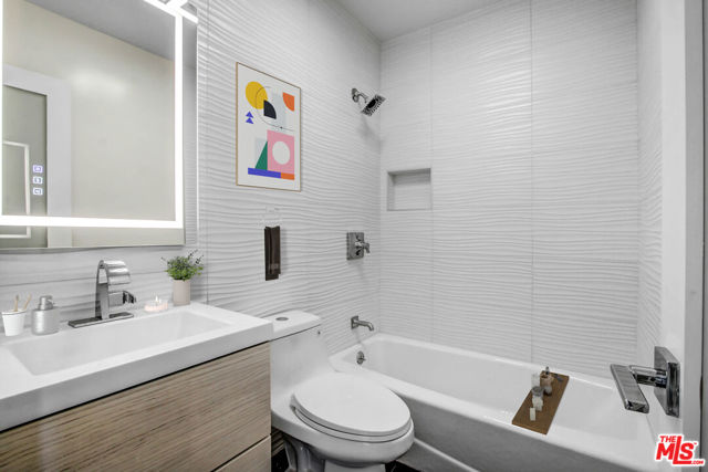Image 4 of 23 For 2626 Cloverfield Boulevard