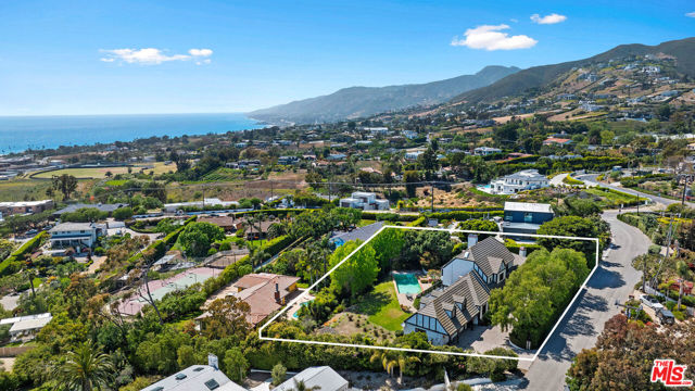 29528 Harvester Road, Malibu CA: https://media.crmls.org/mediaz/8e28ef82-25ed-4267-a606-e9d9f6faef25.jpg