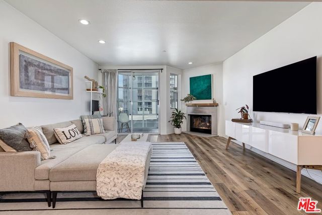 171 N Church Lane, Los Angeles CA: https://media.crmls.org/mediaz/8e2964ad-1faa-4c91-a593-16285a011fb3.jpg