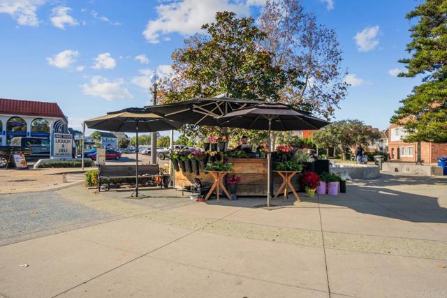 1050 Orange ave, Coronado CA: https://media.crmls.org/mediaz/8e2c79da-db59-4693-b8fd-e38ec5788a01.jpg