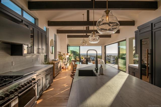 12994 Via Esperia, Del Mar CA: https://media.crmls.org/mediaz/8e2c843d-1933-4b88-a11d-b80319524719.jpg