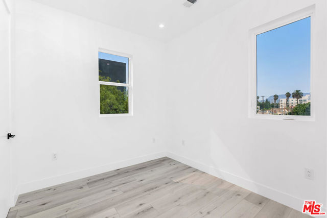 522 N Wilton Place, Los Angeles CA: https://media.crmls.org/mediaz/8e2d513a-fd4a-45b1-aec2-a9157f5b7c4b.jpg