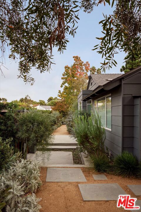 7420 Cervantes Place, Los Angeles CA: https://media.crmls.org/mediaz/8e2d9248-f86e-44de-a447-bda57b27af3a.jpg