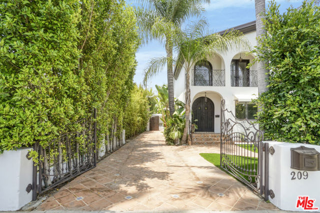 209 N Doheny Drive, Beverly Hills CA: https://media.crmls.org/mediaz/8e2de50c-844f-4ae5-8399-b4cd2e002240.jpg