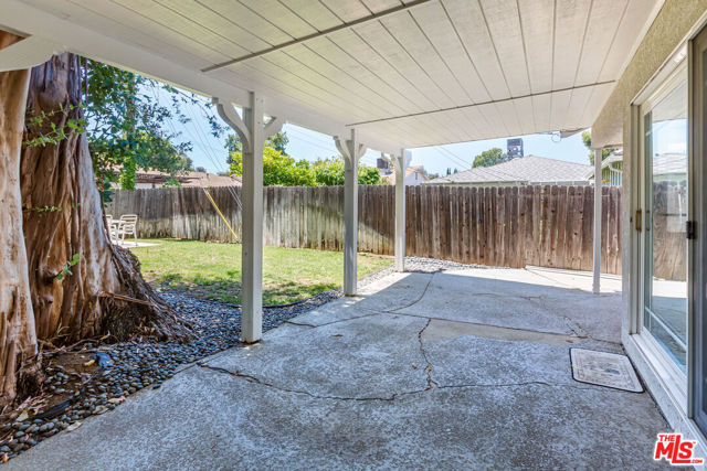 21924 Buena Ventura Street, Woodland Hills CA: https://media.crmls.org/mediaz/8e2e4d5f-6b55-4269-a88f-0841c35953cf.jpg