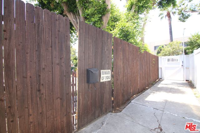 1028 N Hayworth Avenue, West Hollywood CA: https://media.crmls.org/mediaz/8e300e55-59a8-472f-abf8-59fbff57a9a3.jpg