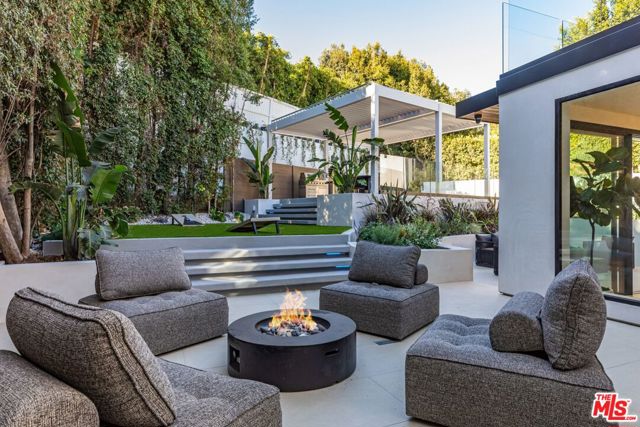 1271 Sunset Plaza Drive, Los Angeles CA: https://media.crmls.org/mediaz/8e305e2d-e12e-4a36-a384-7d0e7f9a6e22.jpg