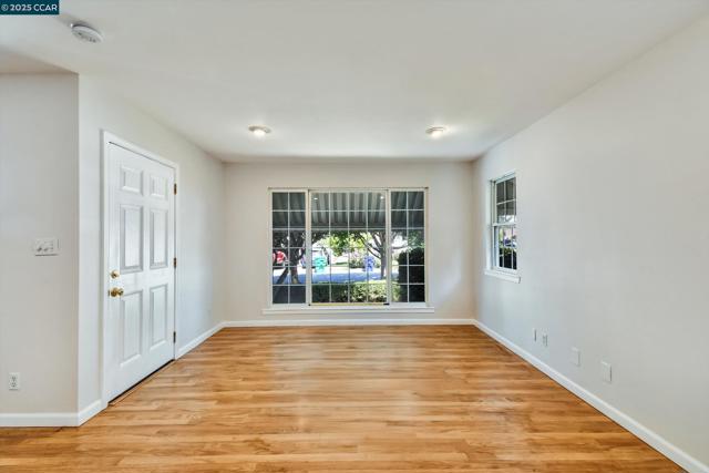 973 Paradise Blvd, Hayward CA: https://media.crmls.org/mediaz/8e30b4f3-ac9c-42eb-a238-cc245b2120d8.jpg