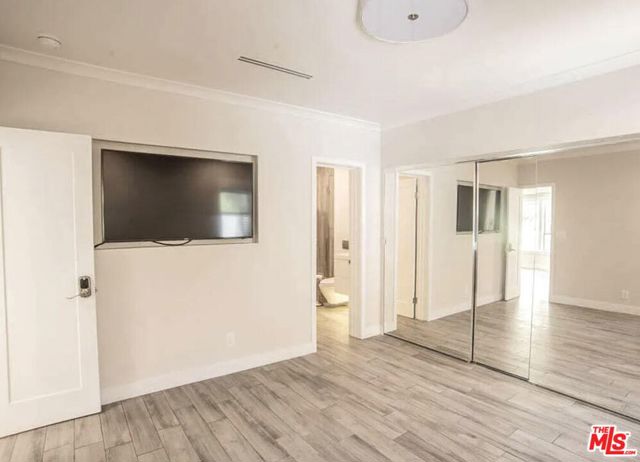 6526 San Vicente Boulevard, Los Angeles CA: https://media.crmls.org/mediaz/8e30cd24-671a-4e19-a0f3-8d6f10a8b171.jpg